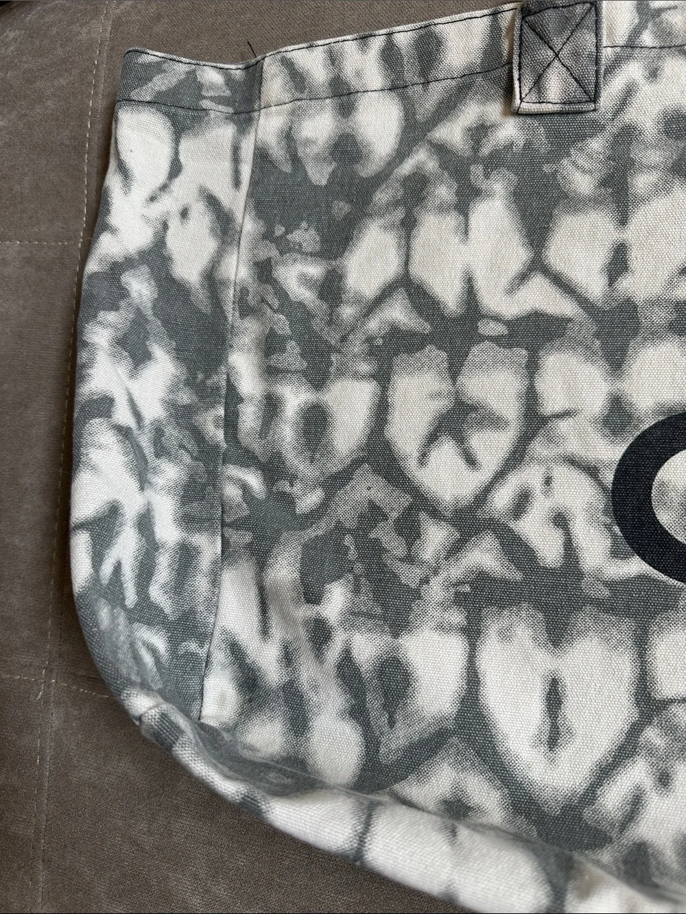 ALO Yoga Gray & White Tie-Dye Canvas Tote with Logo